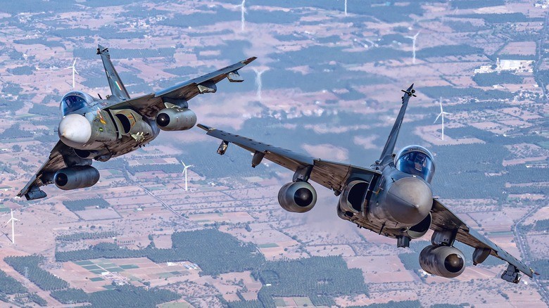 smallest-modern-fighter-jets-1-ttwo-indian-tejas-fighters-in-close-maneuvers-over