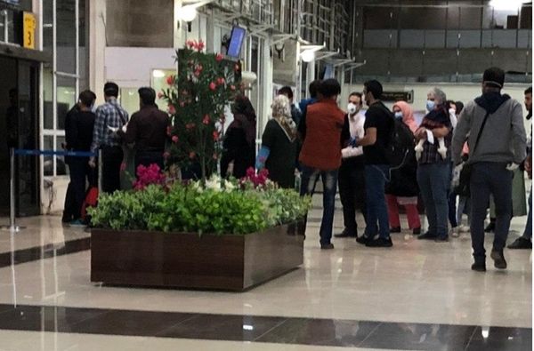 مسافران، از عدم کنترل بهداشتى در ورودى فرودگاه خبر مى دهند.