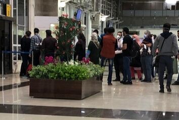 مسافران، از عدم کنترل بهداشتى در ورودى فرودگاه خبر مى دهند.