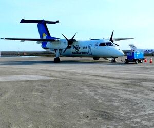 یک فروند Havilland Dash 8-100 کانادایی به رجیستر C-GRGO و شماره پرواز 5T-656 به همراه ۲۸ سر نشین پرواز دارد‌.