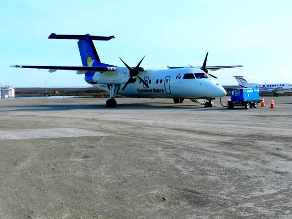 یک فروند Havilland Dash 8-100 کانادایی به رجیستر C-GRGO و شماره پرواز 5T-656 به همراه ۲۸ سر نشین پرواز دارد‌.