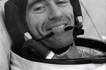 آخرین بازمانده ی آپولو درگذشت.
