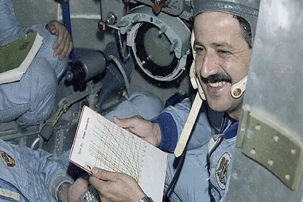 فضانوردی که خاک دمشق را به فضا برد درگذشت