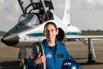 با یاسمن مقبلی آشنا شوید.