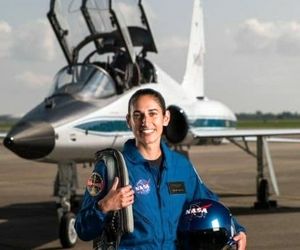 با یاسمن مقبلی آشنا شوید.