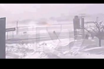 لحظه فرود و واژگونی هواپیمای CRJ۹۰۰ شرکت هواپیمایی ENDEAVOR AIR از دید دوربین مدار بسته فرودگاه پیرسون
