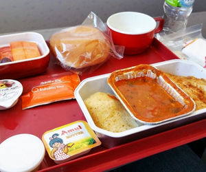  سرو غذاهای تاریخ گذشته در پرواز آکاسا ایر!