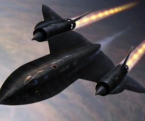 هواپیمایی افسانه‌ای که از شلیک ۴ هزار موشک جان سالم به در برد