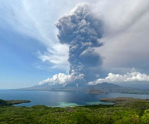 فوران آتشفشان باعث اختلال در سفرهای هوایی و تعطیلی فرودگاه‌ها در اندونزی شد

