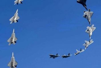 رپتور و یک عکس منحصر به فرد
تصویری خاص از لحظات چرخش F22 