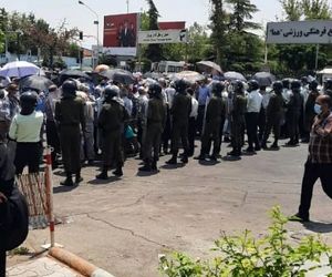 تجمع در مقابل درب ادارات مرکزی هما