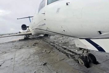 خروج هواپیمای مسافربری از باند