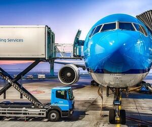 استفاده از کامیون‎‌های کترینگ برقی در شرکت هواپیمایی KLM +فیلم