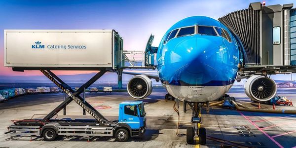 استفاده از کامیون‎‌های کترینگ برقی در شرکت هواپیمایی KLM +فیلم