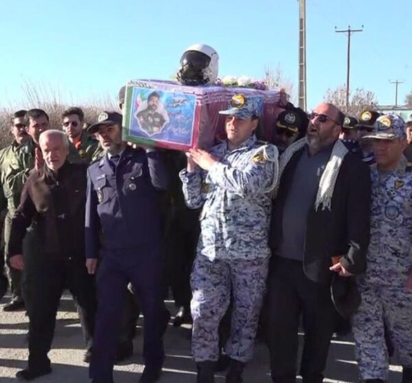 تشییع پیکر
 شهید سرتیپ خلبان فیروزمند در پایگاه نوژه همدان