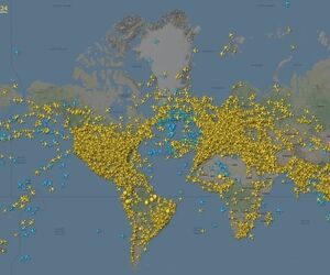 چرا بعضی از هواپیماها در نرم افزار flightradar24 آبی رنگ هستند؟