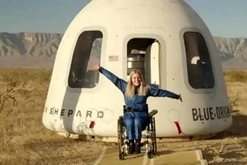 نخستین فرد دارای معلولیت به فضا رفت