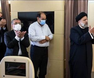 تصویری از نماز خواندن آیت‌الله رئیسی و هیئت همراه در هواپیما در مسیر تاجیکستان