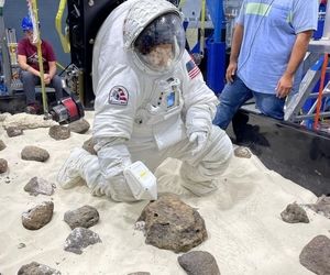 تصاویری از اینستاگرام یاسمن مقبلی که آزمایش‌های شبیه سازی پیاده روی فضایی را گذرانده است