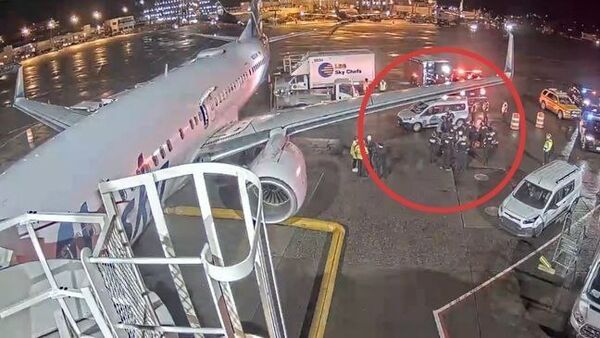 مسافر هواپیمای آلاسکا ایرلاینز در سیاتل درب اضطراری را باز و روی بال هواپیما رفت