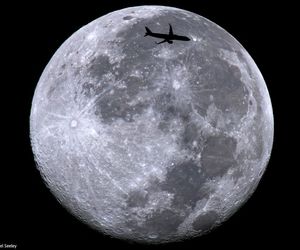 عبور تماشایی ایرباس اسپیریت ایرلاینز از مقابل ماه بر فراز ساحل فضایی