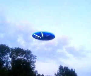 عبور سریع UFO نقره ای رنگ از نزدیک هواپیما