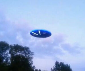 عبور سریع UFO نقره ای رنگ از نزدیک هواپیما