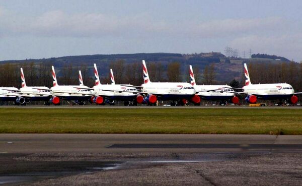 تصویری از هواپیماهای ایرباس A320 و A321 هواپیمایی بریتانیا، پارک شده در باند فرودگاه Glasgow اسکاتلند