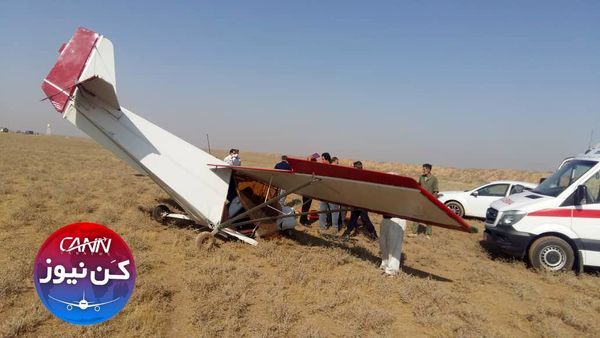 هواپیماى سانحه دیده آموزشى در اطراف فرودگاه آزادى قزوین. هر دو سرنشین هواپیما به بیمارستان منتقل شدند.