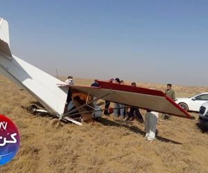هواپیماى سانحه دیده آموزشى در اطراف فرودگاه آزادى قزوین. هر دو سرنشین هواپیما به بیمارستان منتقل شدند.