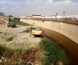 لایروبی مسیل رودخانه کن برای پیشگیری از آب‌گرفتگی سطوح پروازی مهرآباد +فیلم
