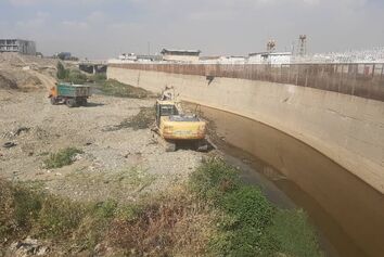 لایروبی مسیل رودخانه کن برای پیشگیری از آب‌گرفتگی سطوح پروازی مهرآباد +فیلم
