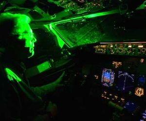 اقدام خطرناک لیزر اندازی به سمت هواپیما در تهران +فیلم