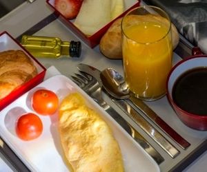 غذاهایی که هرگز نباید در هواپیما بخورید