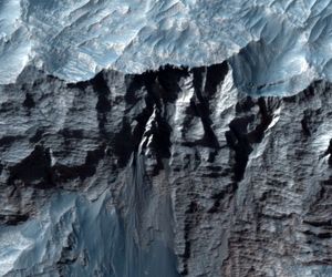 تصویر مدارگرد ناسا از بزرگترین دره منظومه شمسی روی سطح سیاره سرخ