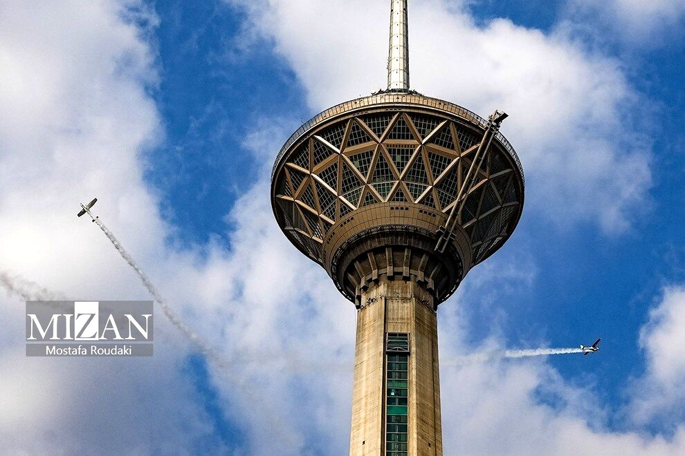 مانور ویژه هواپیماهای فوق سبک بر فراز برج میلاد +تصاویر