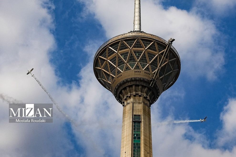 مانور ویژه هواپیماهای فوق سبک بر فراز برج میلاد +تصاویر