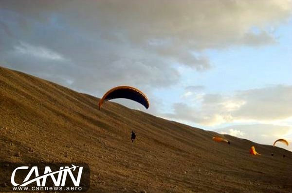  سقوط ٢ پاراگلایدر سوار در یزد