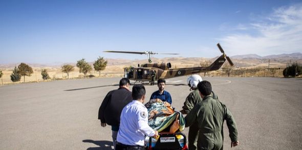 انتقال مصدومان حادثه رانندگی در محور کوزران با بالگرد به کرمانشاه