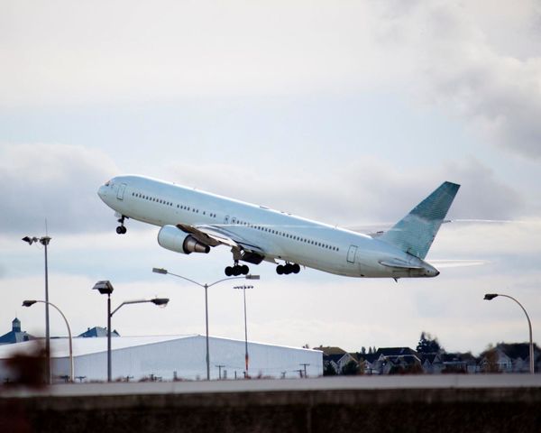 چرا دمای بالا می‌تواند هواپیما را برای بلند شدن از زمین خیلی سنگین کند؟