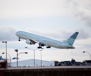 چرا دمای بالا می‌تواند هواپیما را برای بلند شدن از زمین خیلی سنگین کند؟