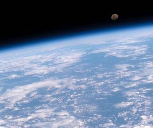 زمین و ماه در یک قاب خیره کننده