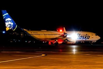 چراغ های شهر در داخل آسمان شب