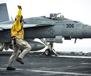 ناوهای هواپیمابر چگونه هواپیماها را به آسمان می فرستند؟