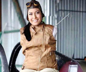 این زن بدون دست پیانو می‌زند و خلبانی می‌کند
