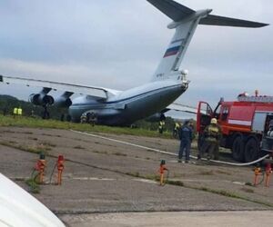 فرود اضطراری هواپیمای نظامی IL-76 روسیه در فرودگاه چرماشانکا کراسنویارسک