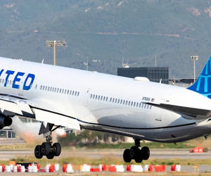 بیماری خلبان و مصدومیت مهماندار، دو پرواز یونایتد ایرلاینز را زمین‌گیر کرد