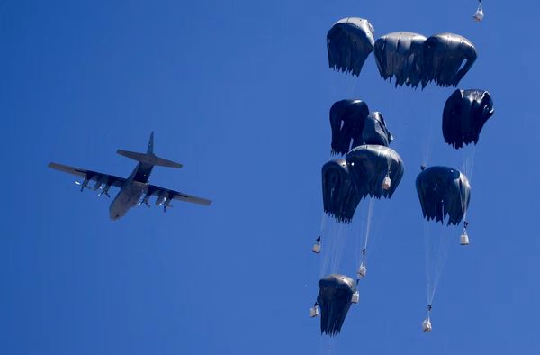 هواپیماهای اردنی و اماراتی پس از ماه‌ها، ۲۵ تن کمک انسان‌دوستانه را بر فراز غزه رها کردند