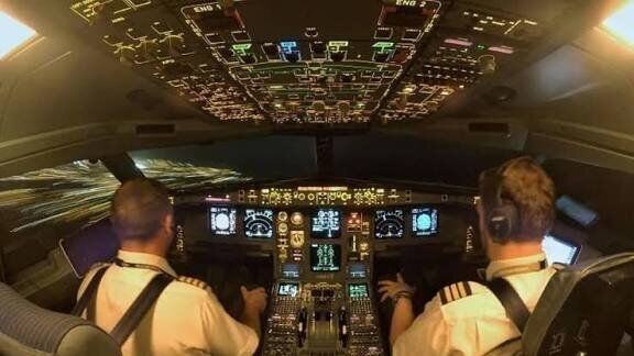 لحظه جالب فرود هواپیما در فرودگاه مهرآباد تهران از دید کابین خلبان