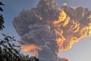 فوران یک آتشفشان در شرق اندونزی و تعلیق پروازهای محلی